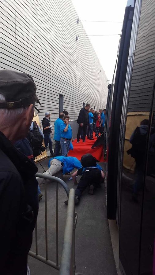 Unglück bei Jungfernfahrt: Tram bleibt am roten Teppich hängen.