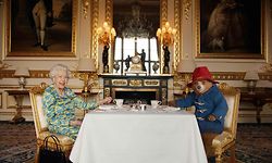 TOPSHOT - An undated handout photograph released by Buckingham Palace on June 4, 2022, shows Queen Elizabeth II and Paddington Bear having cream tea at Buckingham Palace, taken from a film that was shown at the BBC Platinum Party at the Palace on June 4, 2022. - Some 22,000 people and millions more at home are expected at a star-studded musical celebration for Queen Elizabeth II's historic Platinum Jubilee. (Photo by BUCKINGHAM PALACE / AFP) / XGTY / RESTRICTED TO EDITORIAL USE - MANDATORY CREDIT "AFP PHOTO / BUCKINGHAM PALACE/ STUDIO CANAL / BBC STUDIOS / HEYDAY FILMS" - NO MARKETING - NO ADVERTISING CAMPAIGNS - NO DIGITAL ALTERATION ALLOWED - DISTRIBUTED AS A SERVICE TO CLIENTS - NO ARCHIVES - NOT TO BE USED AFTER JUNE 30, 2022 / 