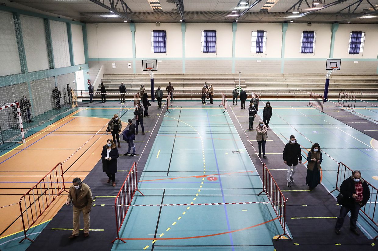 Eleitores à espera para votar em Pirescoxe, perto de Lisboa.