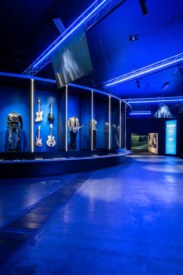 Son épouse Laetitia Halliday a expressément souhaité une exposition vivante.