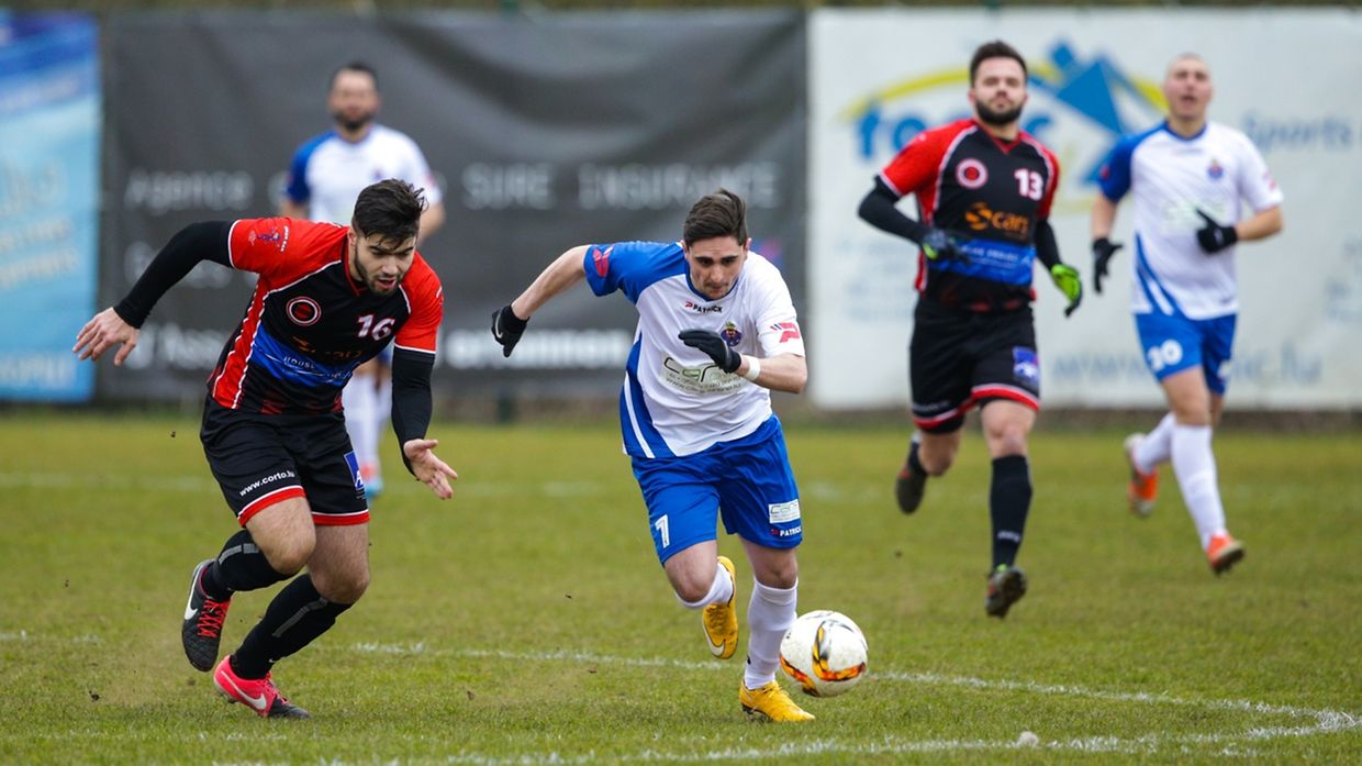 Red Boys Aspelt - AS Luxembourg-Porto 0-1: Mikael Pinto tente de prendre Jeff Taveira de vitesse.
 