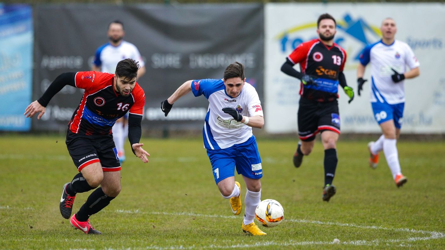 Red Boys Aspelt - AS Luxembourg-Porto 0-1: Mikael Pinto tente de prendre Jeff Taveira de vitesse.
 