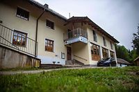 Picture taken on May 11, 2019 shows a hotel on the banks of the river Ilz in Passau, southern Germany. - German police were investigating on May 12, 2019 the baffling deaths of three people found in a room of the Bavarian hotel with crossbow bolts in their bodies. (Photo by Lino Mirgeler / dpa / AFP) / Germany OUT