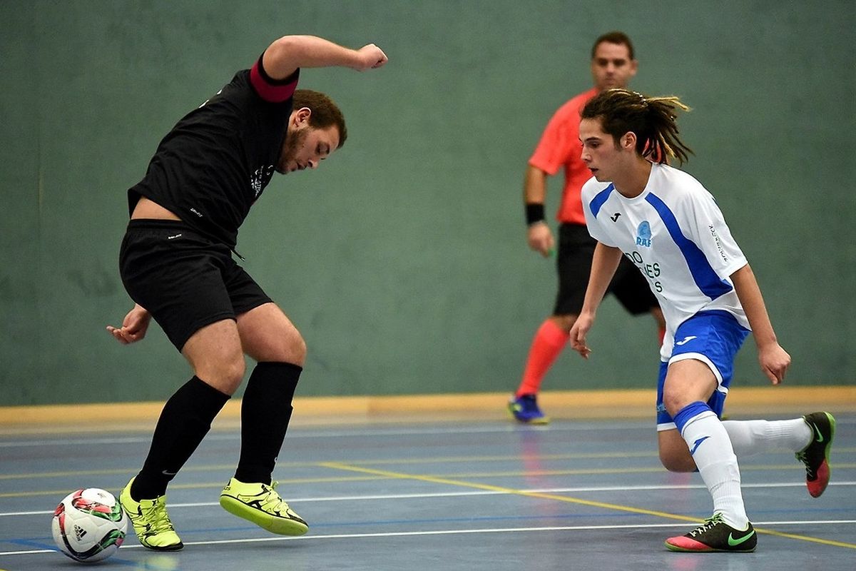 Domenico Rocchio (en noir, FC Nordstad) en équilibre instable devant Paulo Rodrigues Vidal (RAF Differdange).