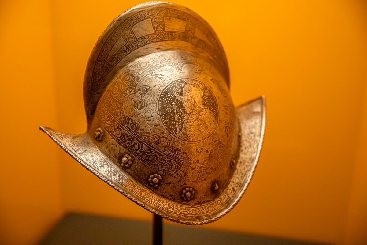 Un morion, casque typique de l'époque espagnole, fabriqué entre 1550 et 1570. La couleur jaunâtre de notre photo est due à l'éclairage du musée. Le casque d'acier richement décoré est de couleur argentée.