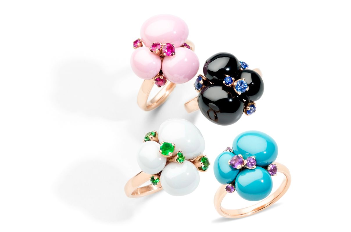 Wie Blumenbonbons muten die Cabochon-Steine der neuen Capri-Modelle von Pomellato an. Türkise, Rubine, Smaragde, Saphire oder Onyx verzaubern mit strahlenden Sommerfarben.