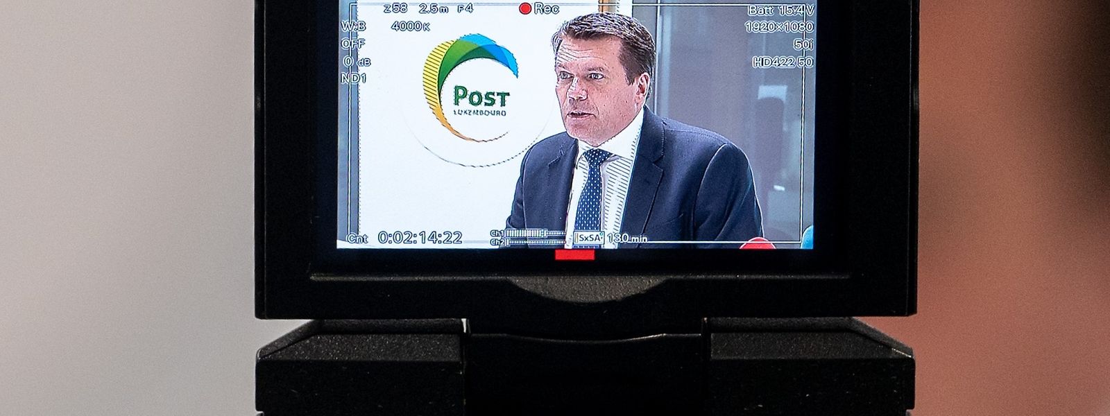 Das Onlinebanking von Post Finance wird weitgehend gebührenfrei - Postchef Claude Strasser stellt neue Tarifstruktur vor.