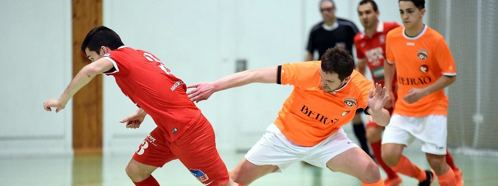 Ernad Masic tente de stopper Francisco Pereira. En vain. Differdange 03 a battu l'Amicale Clervaux 5-1.