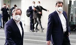 11.04.2021, Berlin: Markus Söder (r, CSU), Ministerpräsident von Bayern und CSU-Vorsitzender, kommt neben Armin Laschet, CDU-Bundesvorsitzender und Ministerpräsident von Nordrhein-Westfalen, zu einer Pressekonferenz bei der Klausurtagung des Geschäftsführenden Vorstands der Unionsfraktion im Bundestag. In der Sitzung soll es unter anderem um den Kanzlerkandidaten der Union für die Bundestagswahl 2021 gehen. Foto: Michael Kappeler/dpa +++ dpa-Bildfunk +++