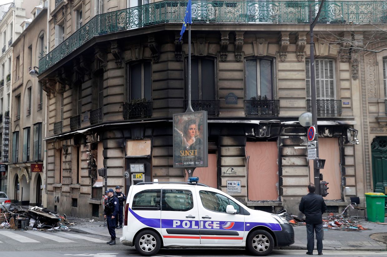 Oito dezenas de lojas, sobretudo de produtos de luxo, foram danificadas durante a manifestação dos coletes amarelos ontem em Paris. 