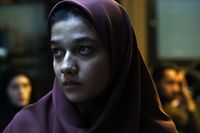 «Yalda, A Night Of Forgiveness» est l'histoire d'une jeune femme iranienne qui doit commenter le meurtre de son mari beaucoup plus âgé dans une émission de télévision devant un public de millions de personnes