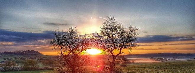 Sonnenaufgang auf einem Feld zwischen Bech und Berburg bei Manternach: Die zwei Gemeinden können sich durchaus vorstellen zusammenzuwachsen – aber ohne jede Eile.