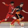 Antonio Abreu, en rouge, FCD03, et Joao Robalo, Amicale Clervaux Futsal / Foto: Stéphane Guillaume