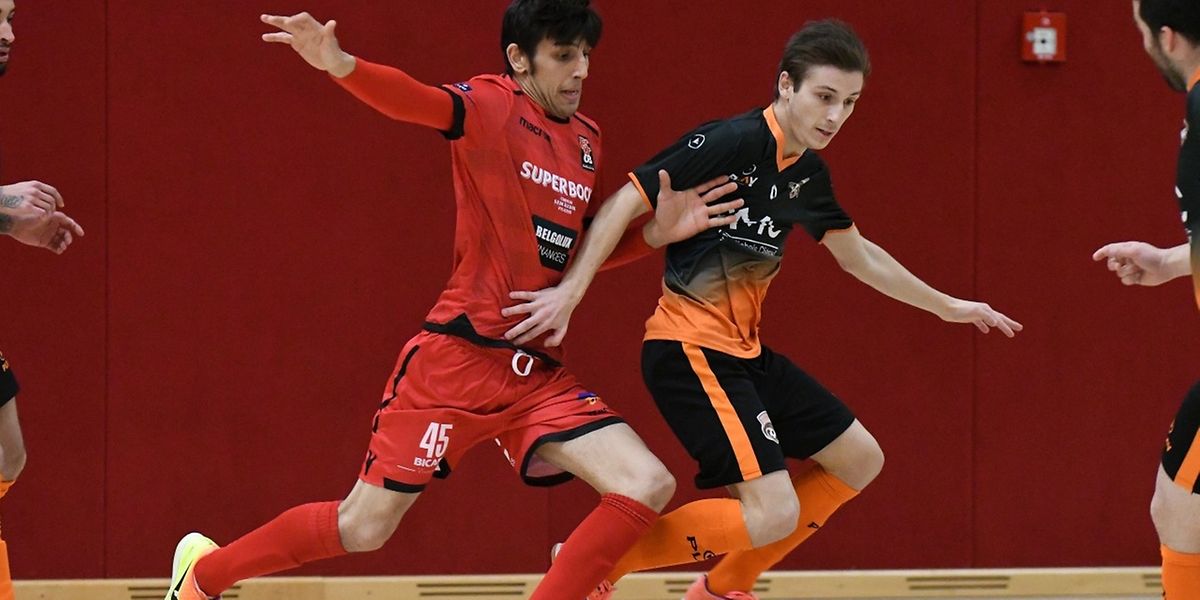 Antonio Abreu (en rouge, FCD03) ne passe pas devant Joao Robalo (Amicale Clervaux), et pourtant, à l'arrivée, c'est bien le FCD03 qui a fait barrage au leader