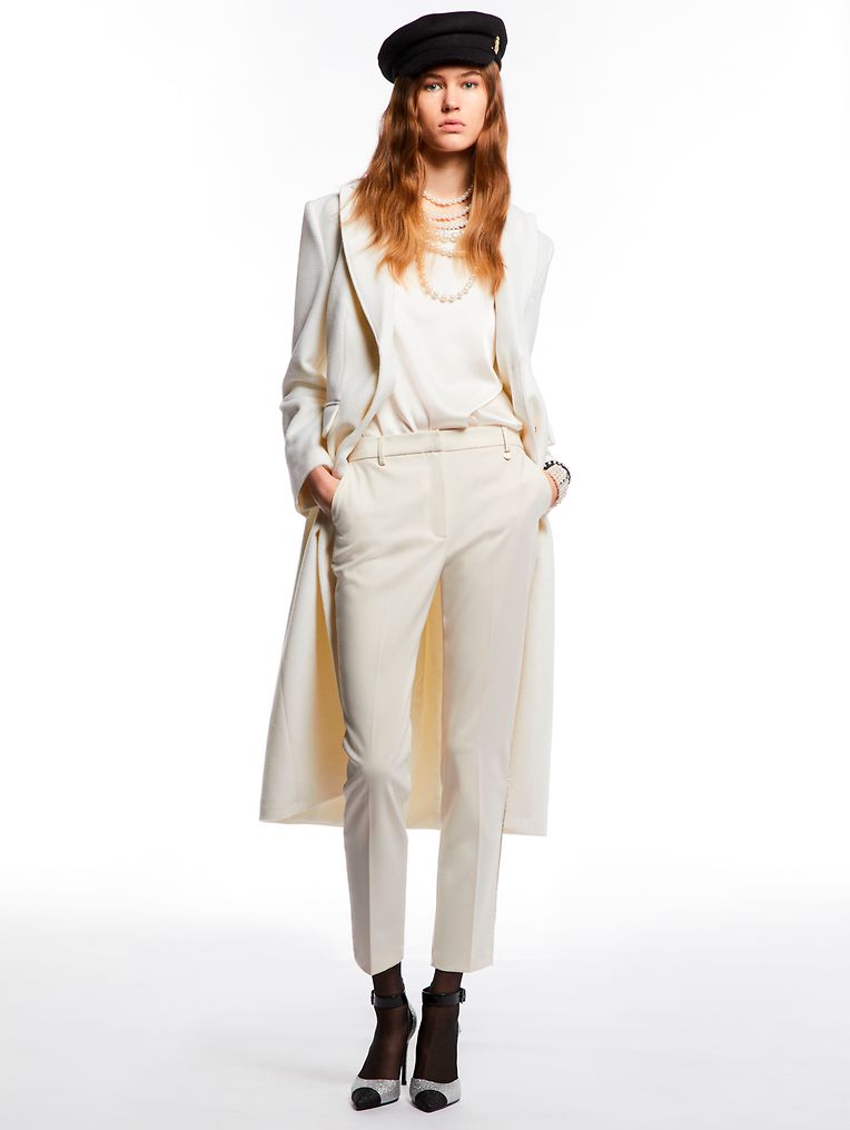 Die Stilrichtung "New Minimalism" zeichnet sich durch Schlichtheit aus. Liu Jo setzt den Trend mit dieser einfarbigen Kombination um. Auf Muster wird zumeist verzichtet (Mantel um 530 Euro, Hose um 180 Euro).