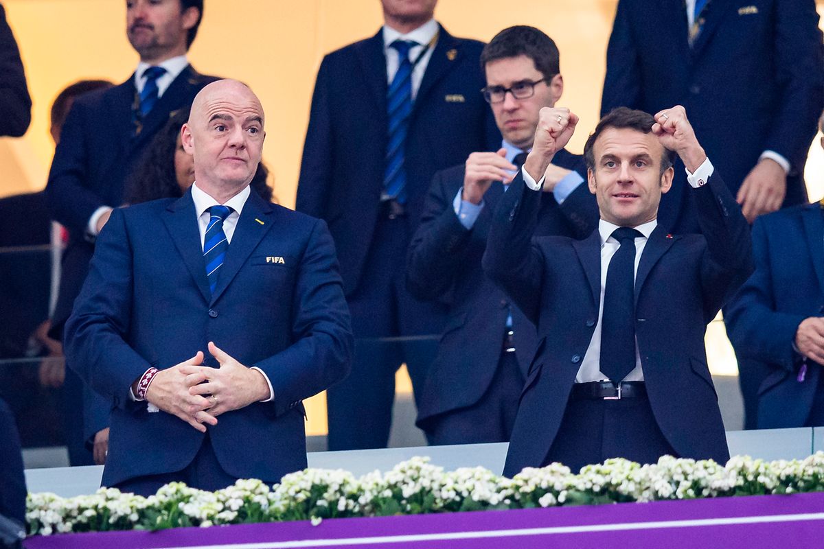 Gianni Infantino, hier neben Frankreichs Präsident Emmanuel Macron (r.), genießt die WM-Spiele.