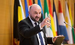 Pour "compenser les gains de productivité", le ministre promettait cet été congé et moins d'heures. Quels gains, lui répond l'UEL