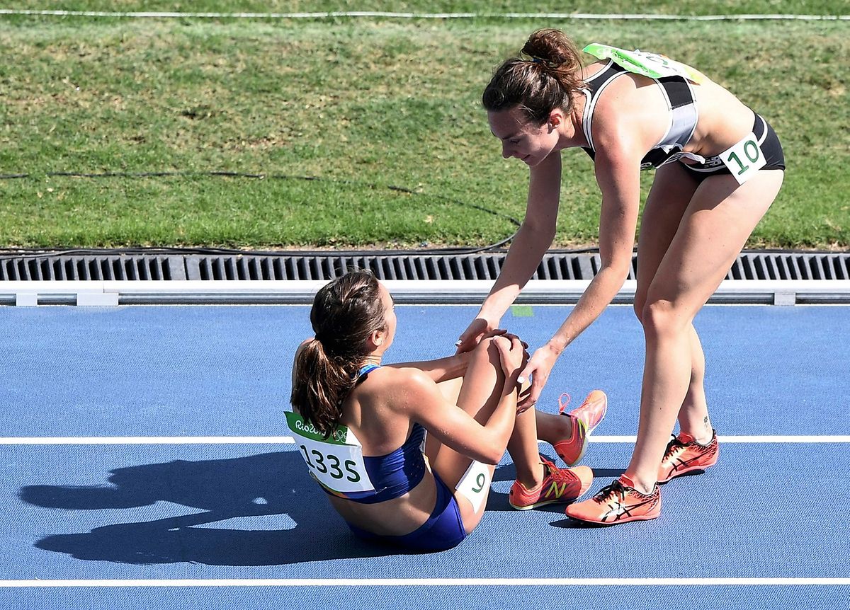 Nikki Hamblin (r.) hilft Abbey D'Agostino auf die Beine.