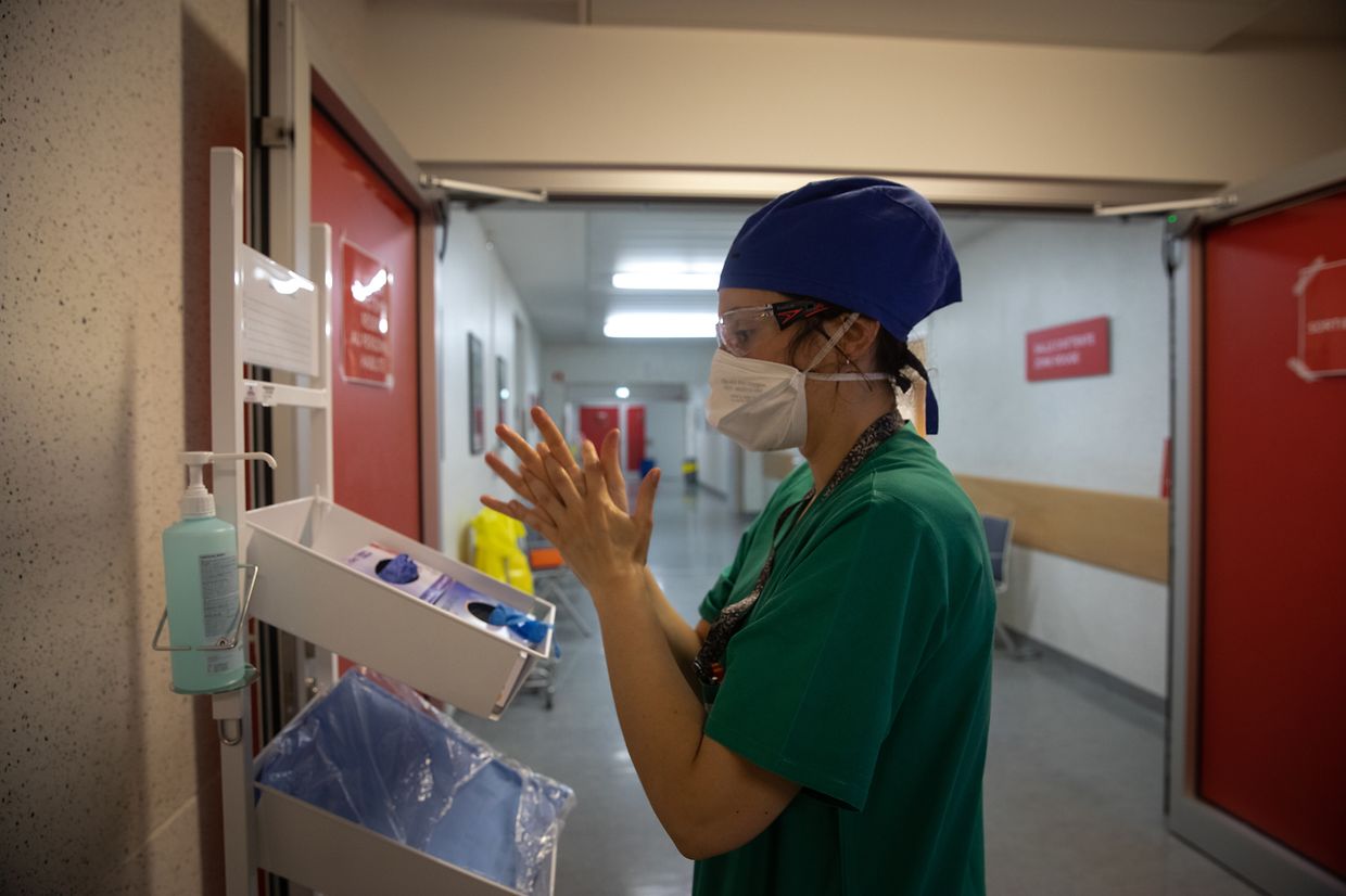 Le responsable du service indique que les patients covid passent en moyenne trois heures aux urgences contre quatre au début de la pandémie.