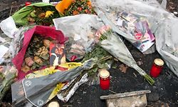 Am Fundort legten Bekannte des Opfers Blumen und Kerzen nieder.
