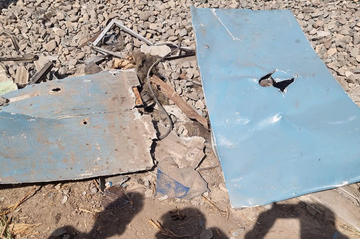 Trümmer liegen nahe der Unfallstelle nach dem Zusammenstoß zweier Züge.