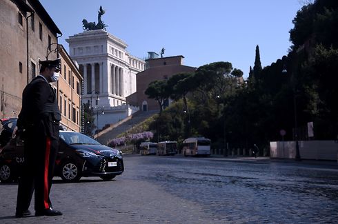 Os carabinieri (a polícia italiana) patrulham as ruas de Roma