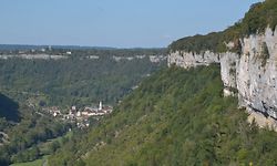 Die "Reculée de Baume" beeindruckt durch ihre steil abfallenden Klippen. - Baume-les-Messieurs / Foto: Frank WEYRICH