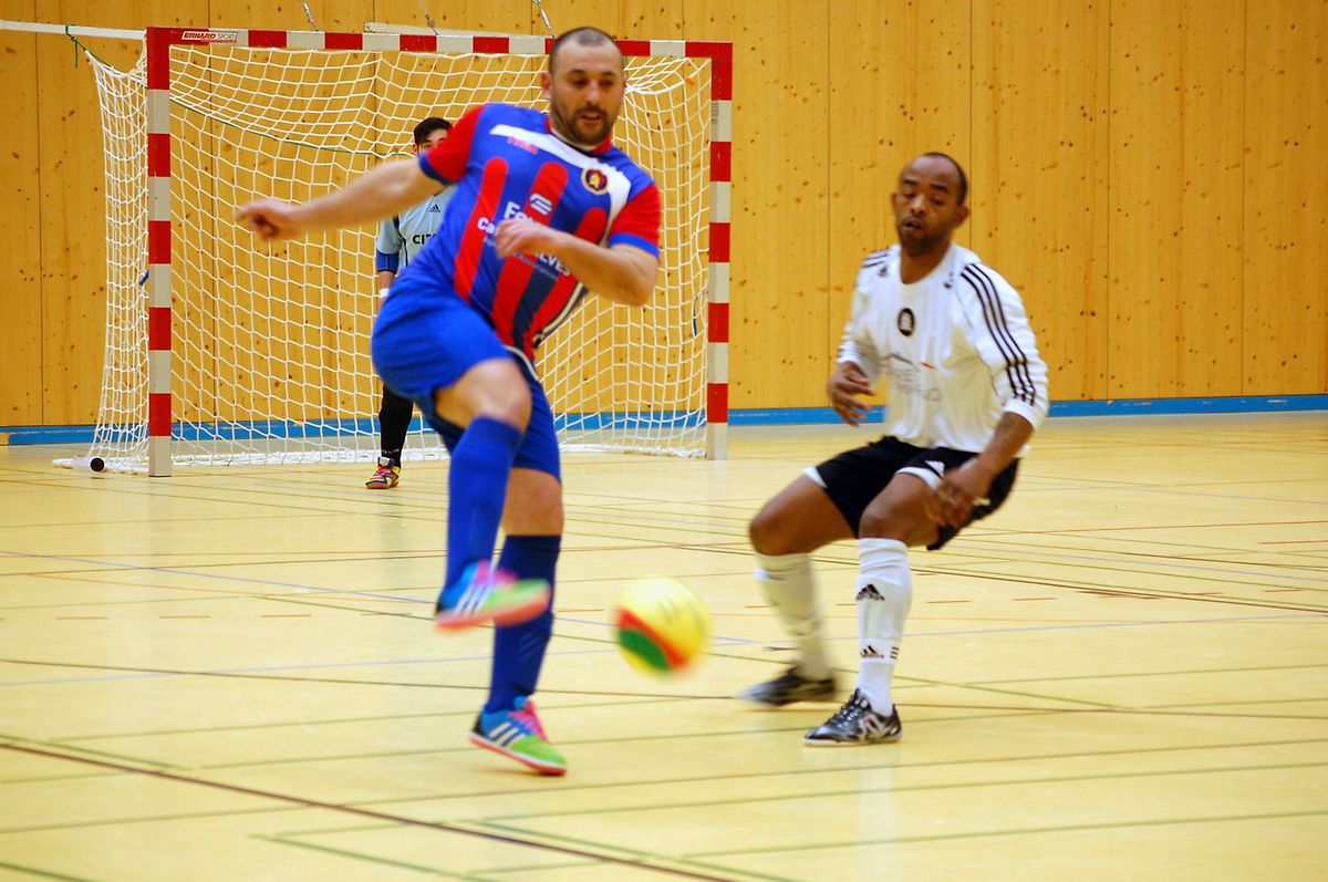 Vitor Figueiredo (Sparta) sous la menace d'Idelson Pires (Münsbach).