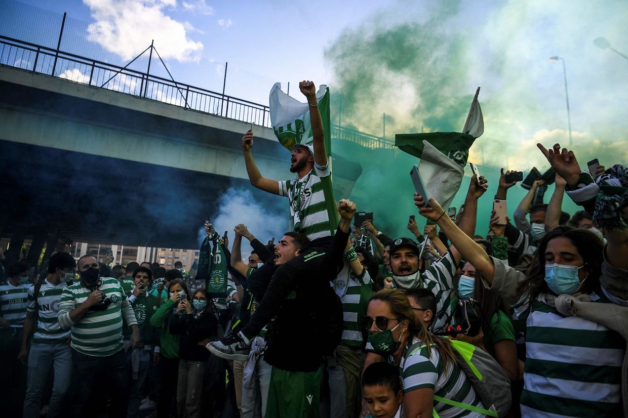 Festejos e confrontos entre adeptos e polícia na noite em que o Sporting voltou a conquistar o campeonato nacional, 19 depois.