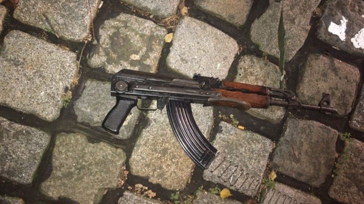 Diese Bild, das die österreichische Polizei am Sonntag veröffentlichte, zeigt ein Sturmgewehr "Zastava M70", die der Täter verwendete.