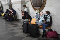 Pessoas tentam sair de Kiev, Ucrânia. 