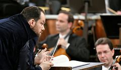 01.01.2020, Österreich, Wien: Andris Nelsons (l), Dirigent aus Lettland, dirgiert das Neujahrskonzert der Wiener Philharmoniker im Wiener Musikverein. Foto: Herbert Neubauer/APA/dpa +++ dpa-Bildfunk +++