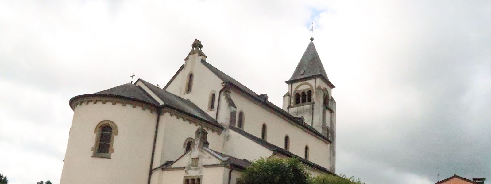 Die Kirche von Lenningen verfügt über ein Mittel- und zwei Seitenschiffe.