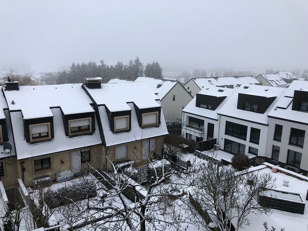Aus Bofferdingen erreichten uns diese tollen Bildern. Mit weißem Schnee bedeckte Dächer. 