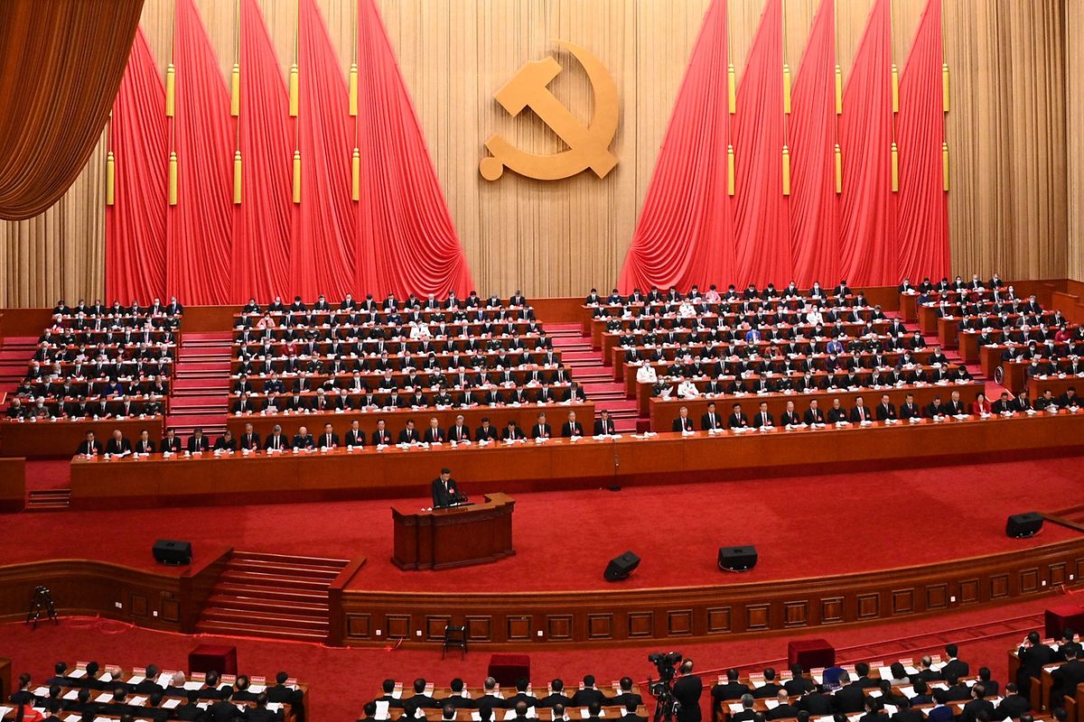 Xis knapp zweistündige Rede vor roten Fahnen sowie goldenem Hammer und Sichel war stark ideologisch geprägt.