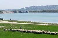 Türkei, Istanbul: Blick über den Stausee auf den Sazlidere-Damm im Norden der türkischen Großstadt. Der durch Istanbul geplante Kanal vom Marmarameer zum Schwarzen Meer, der durch den Staudamm führen soll, ist ein Prestigeprojekt des türkischen Präsidenten Erdogan. 