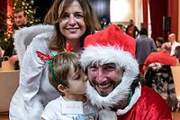 Ein Bild sagt mehr als tausend Worte: Die kleine Amélie bedankte sich mit einem Küsschen beim Kleeschen und seinem Weihnachtsengel für die tollen Geschenke.