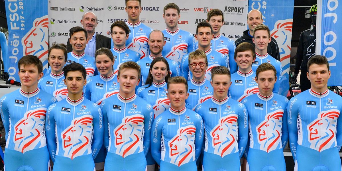 L'équipe luxembourgeoise des Mondiaux de cyclo-cross au grand complet, avec les nouveaux sémillants maillots de la FSCL