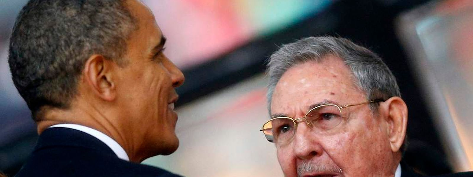 US-Präsident Barack Obama und der Kubanische Staatschef  Raul Castro bei der Gedenkfeier für den verstorbenen südafikanischen Präsidenten Nelson Mandela im Jahr 2013.
