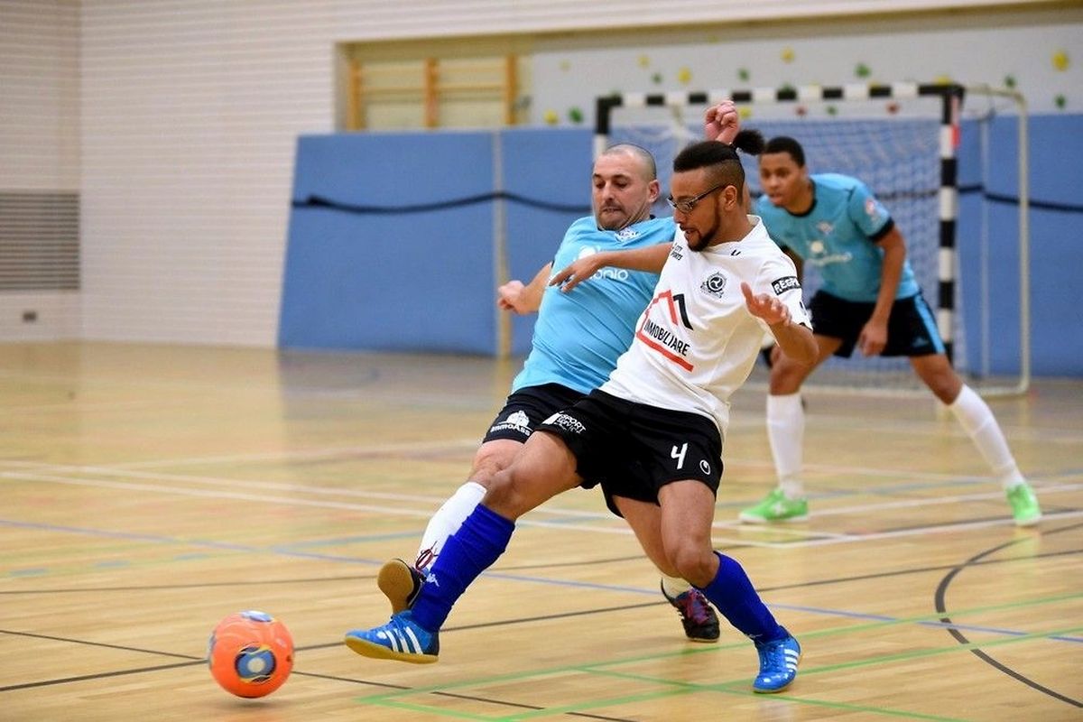 Joli pas de deux pour un ballon, entre Daniel Perez (ALSS Münsbach, en blanc) et Vitor Manuel Marques (US Esch)