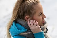 ILLUSTRATION - Zum Themendienst-Bericht von Philipp Schulte vom 30. April 2020: Nicht mehr als «ein Mann im Ohr»: True-Wireless sind völlig kabellos und bestehen wirklich nur aus dem Ohrstöpsel an sich. Foto: Christin Klose/dpa-tmn - Honorarfrei nur für Bezieher des dpa-Themendienstes +++ dpa-Themendienst +++