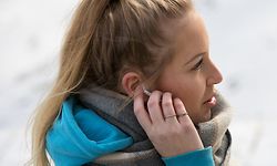 ILLUSTRATION - Zum Themendienst-Bericht von Philipp Schulte vom 30. April 2020: Nicht mehr als «ein Mann im Ohr»: True-Wireless sind völlig kabellos und bestehen wirklich nur aus dem Ohrstöpsel an sich. Foto: Christin Klose/dpa-tmn - Honorarfrei nur für Bezieher des dpa-Themendienstes +++ dpa-Themendienst +++