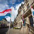  In Luxemburg geht die Staatsgewalt vom Volke aus (Chambre des Députés) und dem Monarchen, der diese ausübt (Palais Grand-Ducal).  