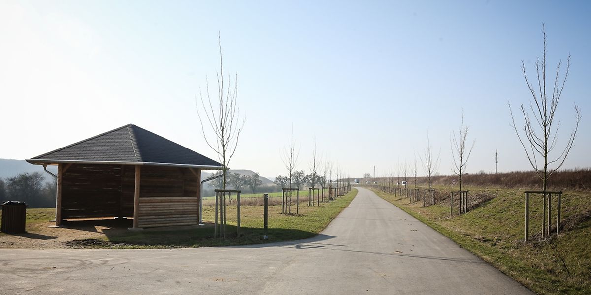 Der Holzpavillon, der unweit der Skulpturen steht, bietet eine Rastmöglichkeit für die Wanderer und Radfahrer.