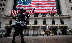 The Fearless Girl statue  is seen in front of the New York Stock Exchange (NYSE) on April 30, 2020 in New York City. - Wall Street stocks opened lower Thursday following another spike of jobless claims in the wake of coronavirus shutdowns, offsetting strong results from tech giants. Another 3.84 million US workers filed for unemployment benefits last week and the total has now passed 30 million in six weeks, according to the Labor Department data. (Photo by Johannes EISELE / AFP)