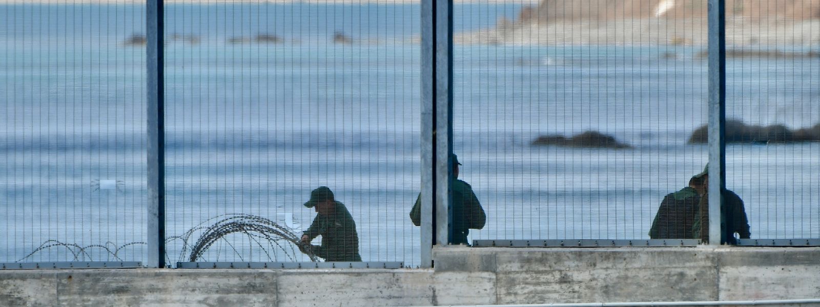 Nach dem Ansturm von Tausenden Migranten auf die spanische Exklave Ceuta rüsten die Sicherheitsbehörden dies- und jenseits der Grenze auf. 