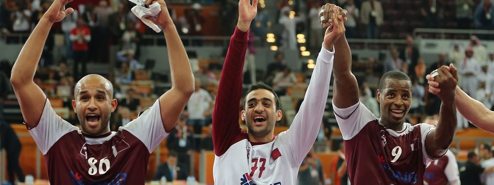 Die katarischen Nationlspieler feiern den Halbfinal-Einzug.