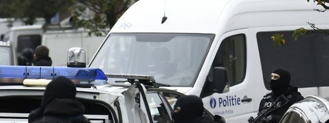 Huit personnes ont été arrêtées dimanche dans la commune bruxelloise de Molenbeek après une série de perquisitions dans le cadre d'un "dossier terroriste", a appris lundi l'AFP de source proche de l'enquête 