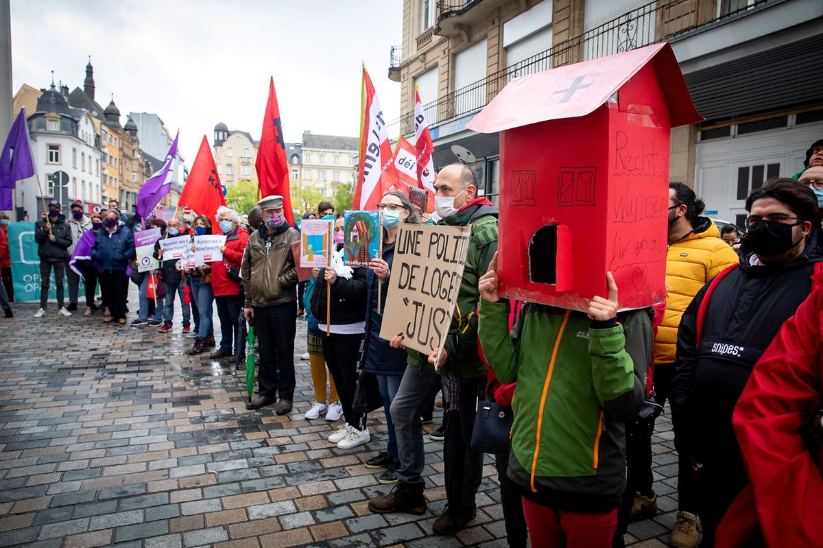 Protestors stand with placards in Esch Photo: Pierre Matgé