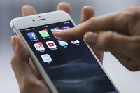 ANKARA, TURKEY - OCTOBER 24: A smart phone showing icons of various applications is seen in Ankara, Turkey on October 24, 2017.  (Photo by Aytac Unal/Anadolu Agency/Getty Images)